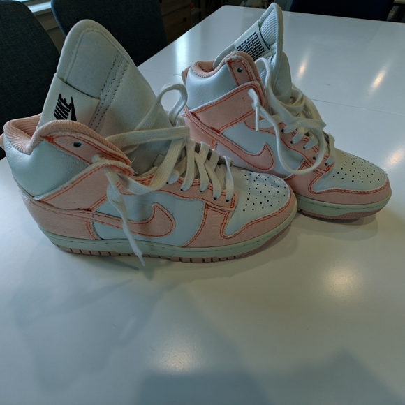 Brand new never worn Arctic orange/ peach dunks. Women's 7. - Picture 3 of 5